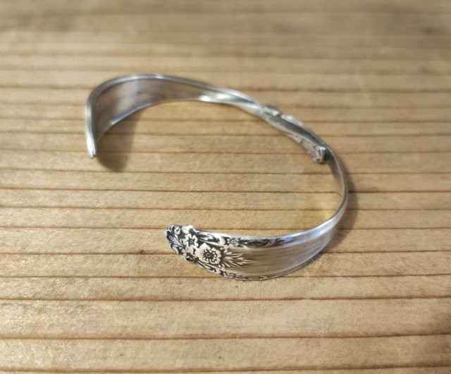 2本使いでリメイクしたデザイン。日本のアンティークシルバースプーン