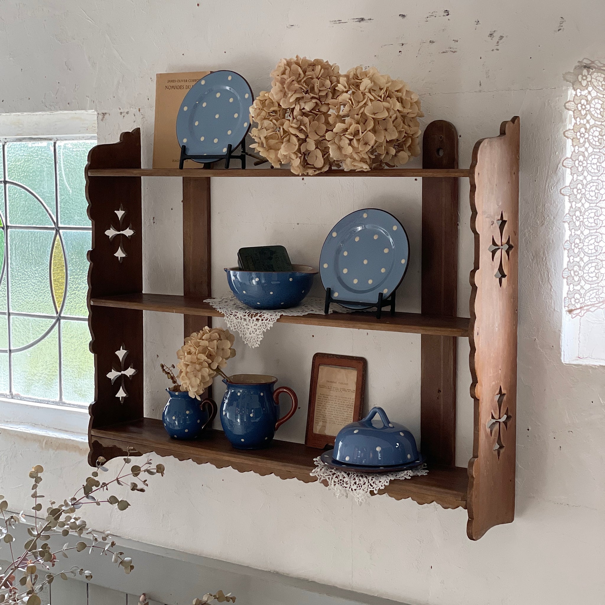 クロス（十字架）の彫り模様が可愛いシェルフ（高さ59cm） イギリス