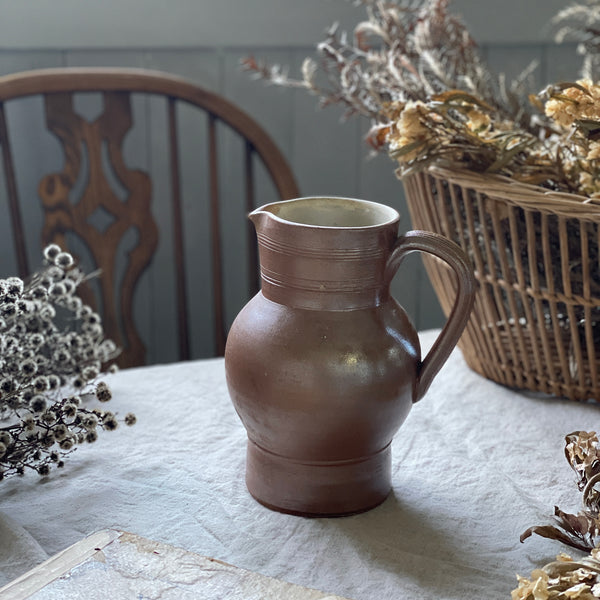 ずっしりとした存在感が魅力のジャグ（高さ21cm） フランス