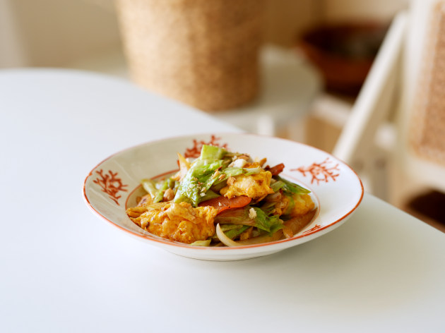 ヨシノヒトシ 赤絵6.5寸皿