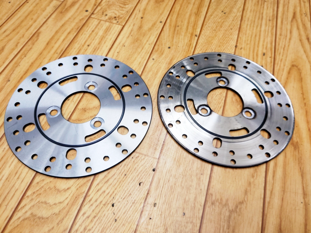 摩耗したアクシスZのフロントディスクを交換、5万キロ前後を目安に