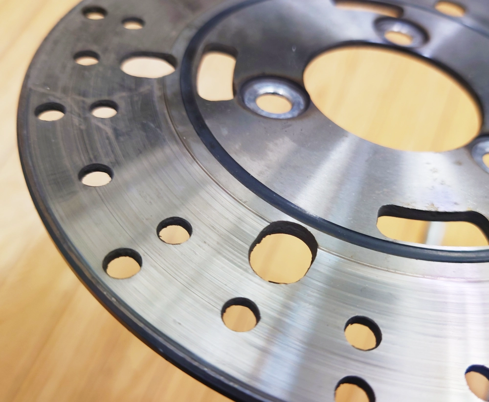 摩耗したアクシスZのフロントディスクを交換、5万キロ前後を目安に