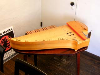 カンテレの音色は幻想的な響き :: デイリーポータルZ