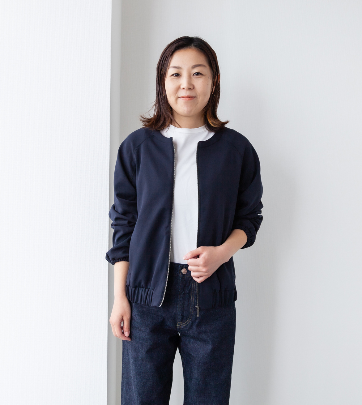 1日で初回生産分が完売!「エアーノーカラーブルゾン」スタッフ着用