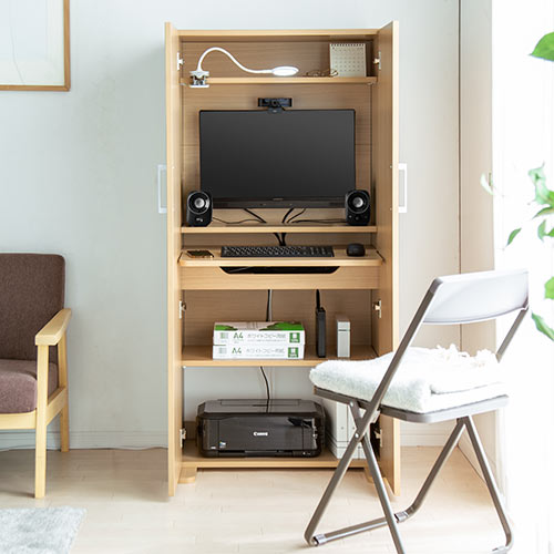テレワークに必要な機器が収納できる棚付きライティングデスク