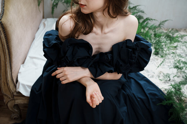 フリルショルダー タフタ ネイビードレス（W266）