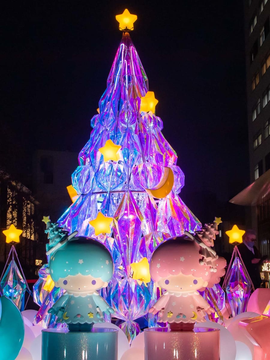 キキ＆ララカラーに輝く巨大クリスマスツリーが登場！新宿サザンテラス