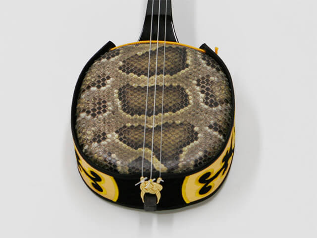 沖縄三味線 Z092 沖縄三線 三味線 弦器 日本伝統 音 民謡 蛇柄 沖縄