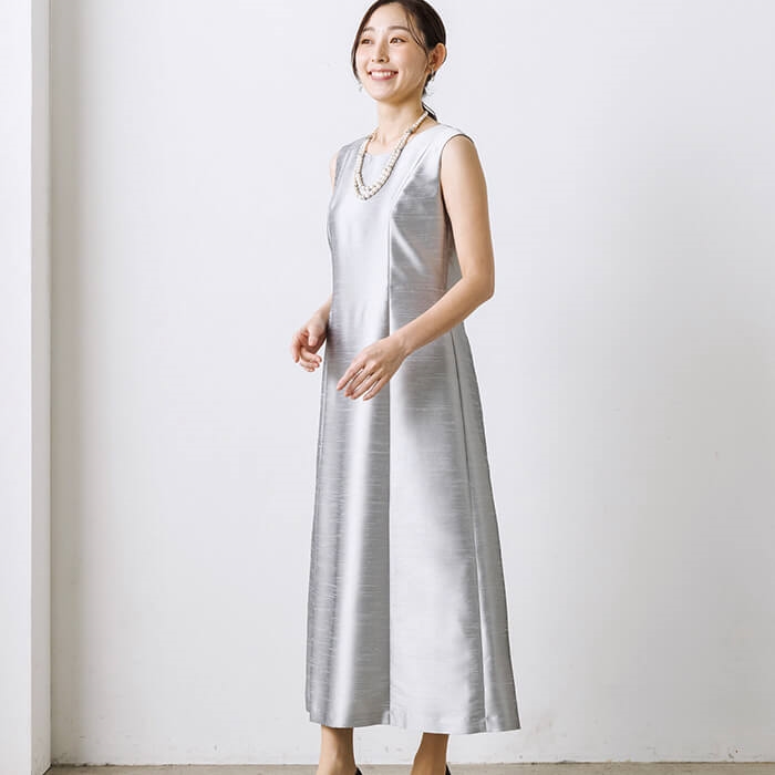 シャンタン素材の優美なワンピース 9号・シルバー｜東京ソワール