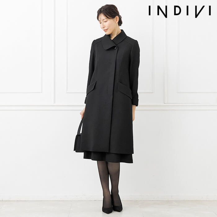 シャープな切り替えのライナーつきコート M・ブラック｜東京ソワール