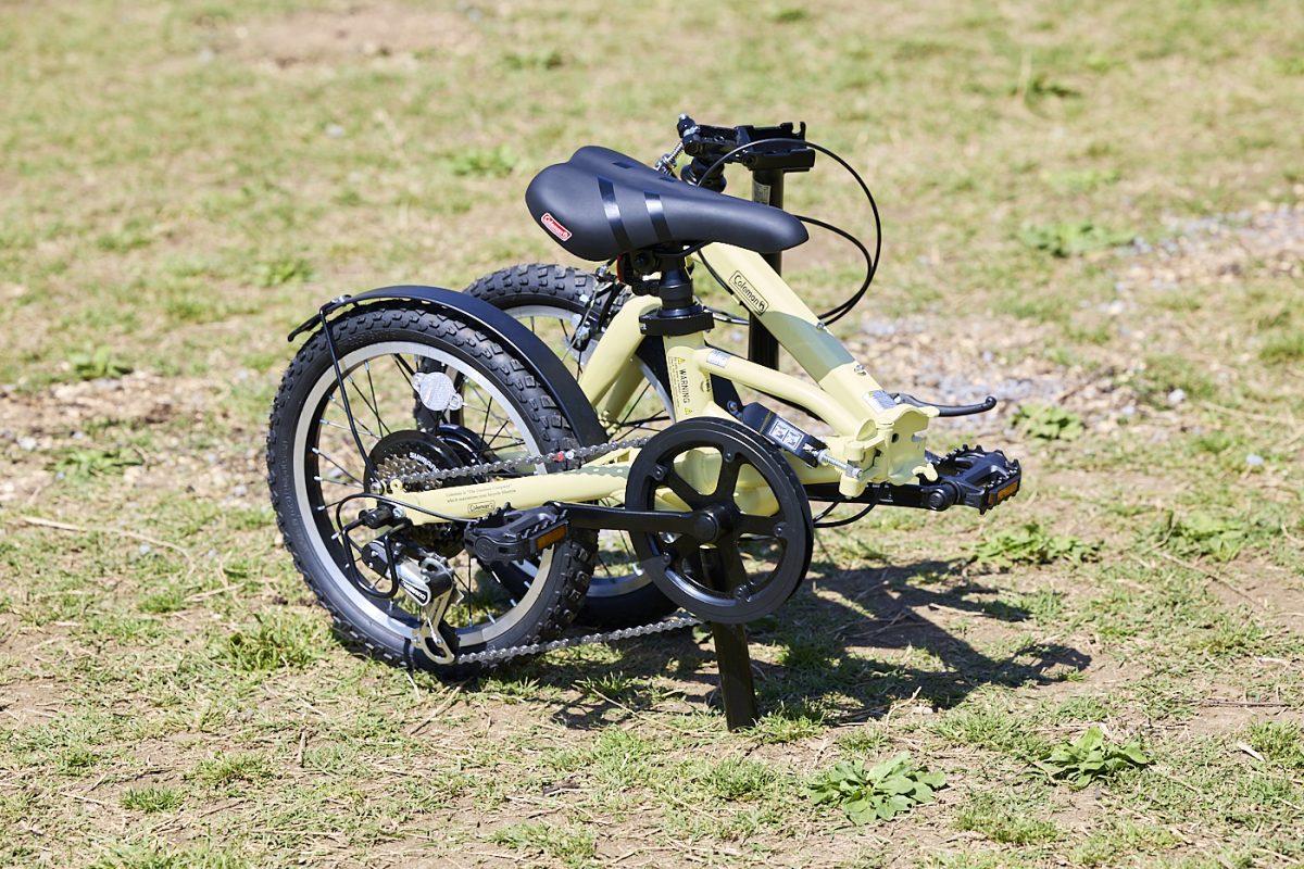 キャンプをもっと楽しく快適に。折りたたみ自転車を持って旅する女子